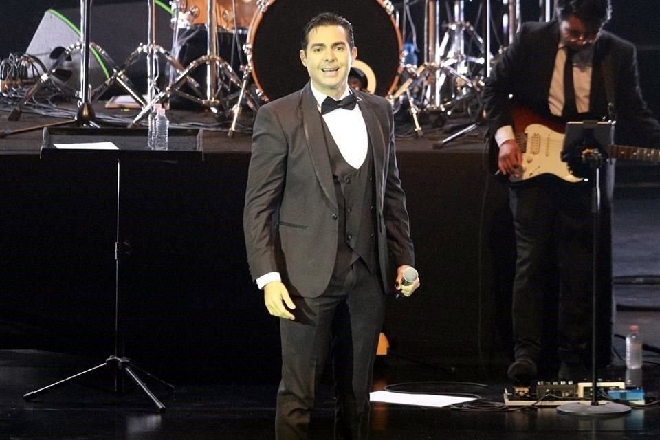 El cantante adelantó que el musical entrelazará varias historias con los éxitos del ídolo michoacano.