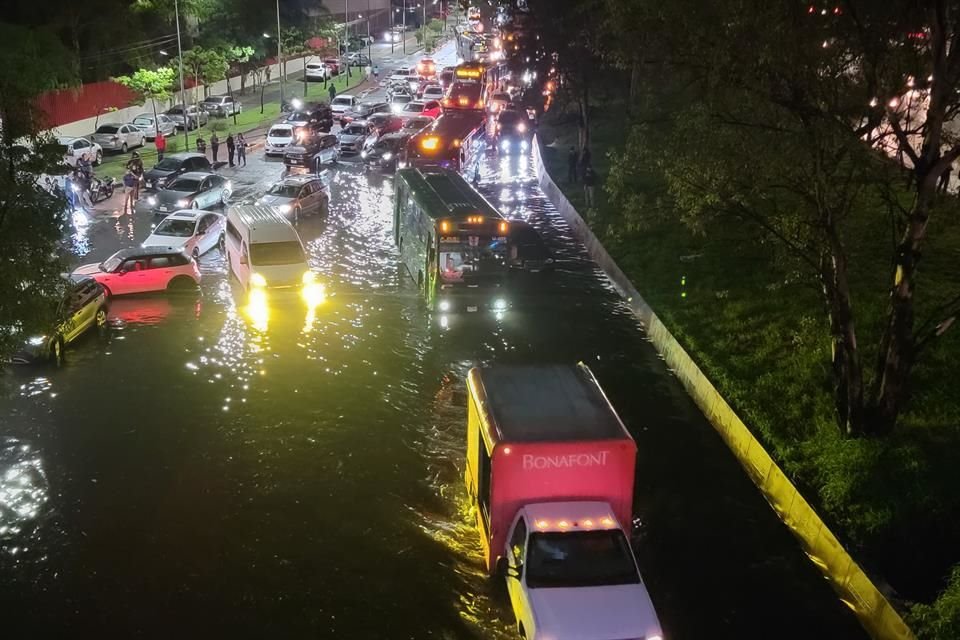 Lateral de Periférico y Pino Suárez, en Zapopan.
