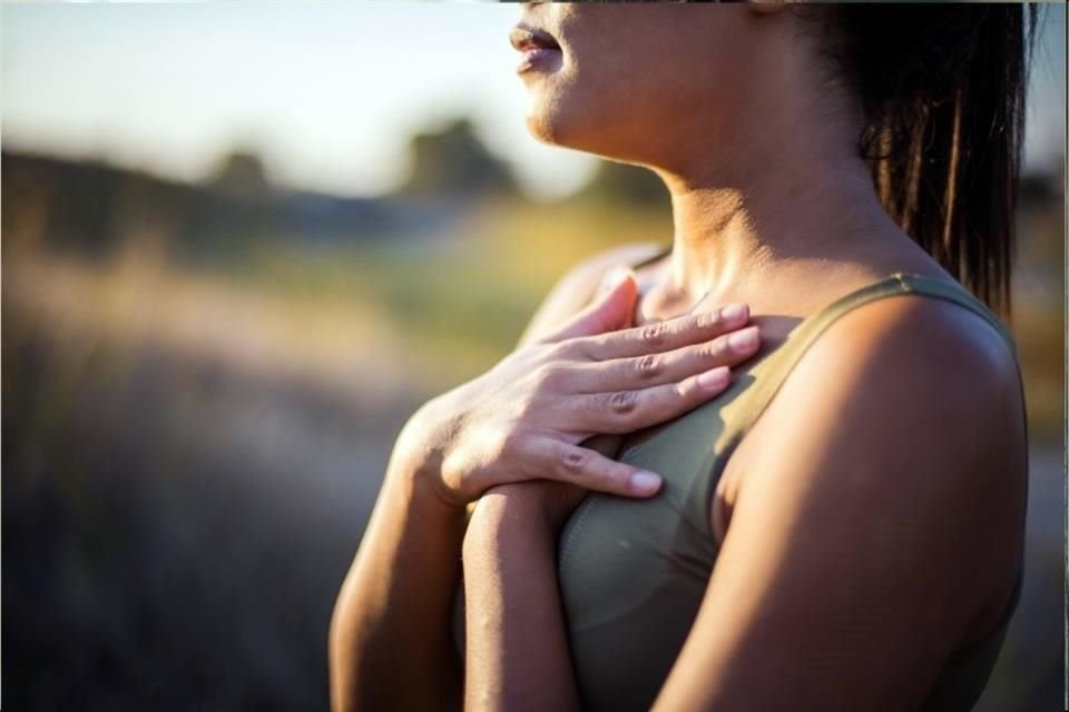 En el cardio (como correr o nadar), intenta inhalar cada dos o tres pasos y exhalar en el mismo patrón.