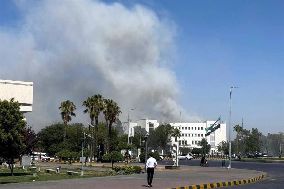 Una densa columna de humo se elevaba desde el Ministerio de Defensa de Siria.