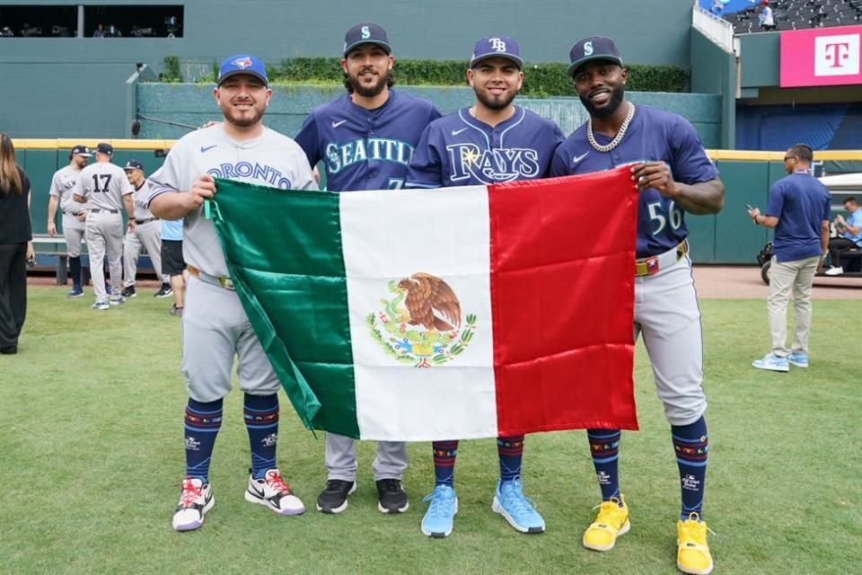 Los cuatro peloteros mexicanos presentes en Atlanta posaron con la Bandera tricolor.