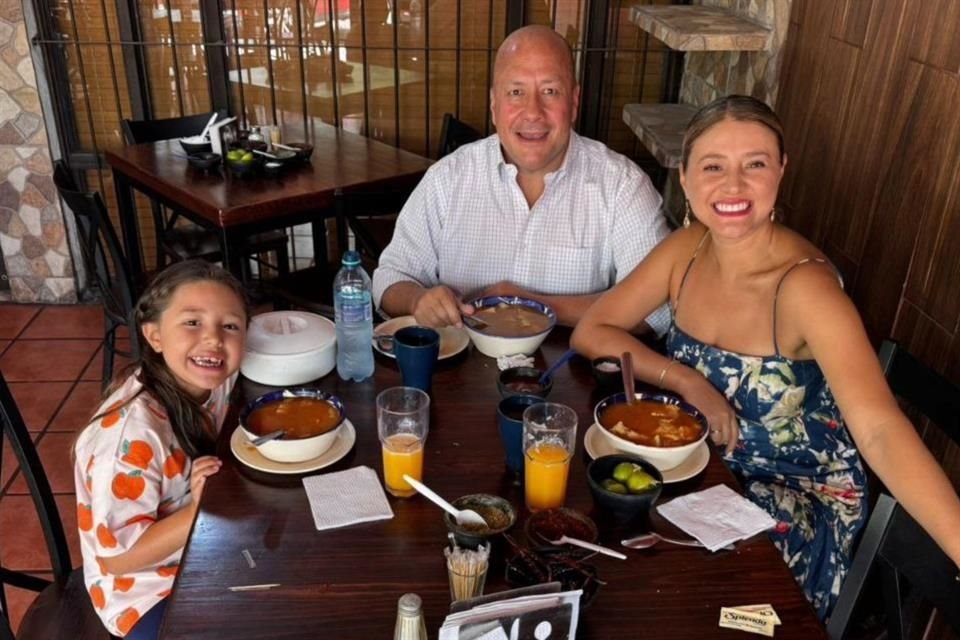 Tras siete meses fuera del reflector, el ex Gobernador Enrique Alfaro fue captado este miércoles desayunando en un restaurante de GDL.