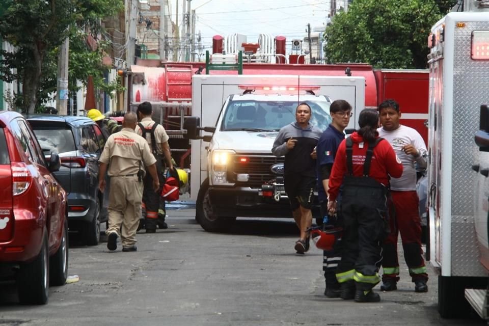 Un hombre quedó sin oxígeno dentro de un aljibe y tres personas entraron a rescatarlo, pero también se desmayaron y los rescataron bomberos.
