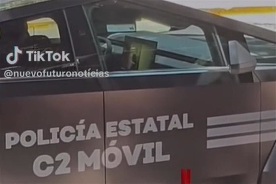 Policías de la Secretaría de Seguridad de Jalisco fueron captados viendo videos en una de las Cybertrucks que adquirió el Gobierno estatal.