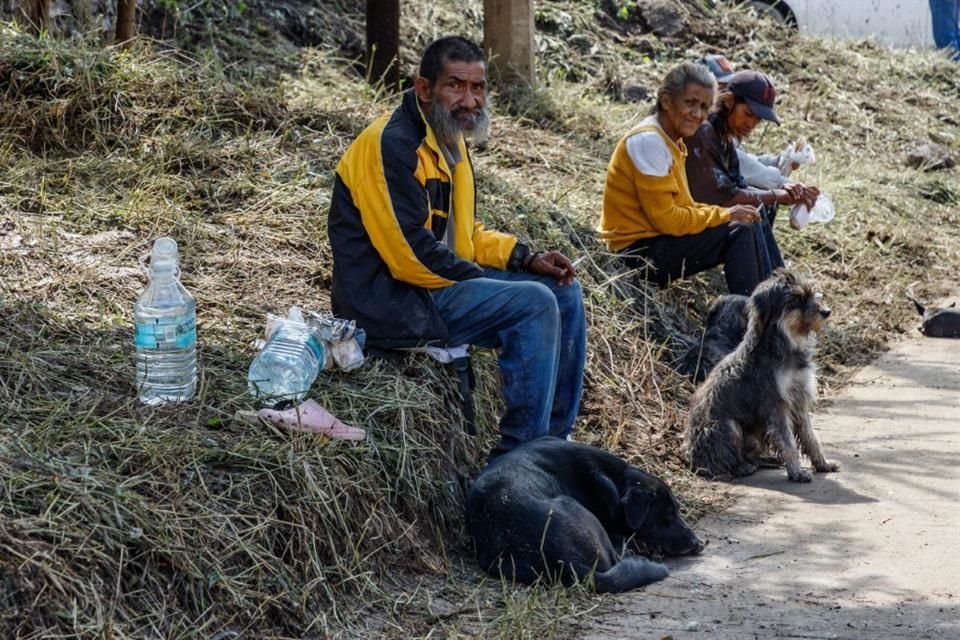 Algunos habitantes de las colonias Lomas de Tabachines y La Martinica perdieron todo a causa de la lluvia.