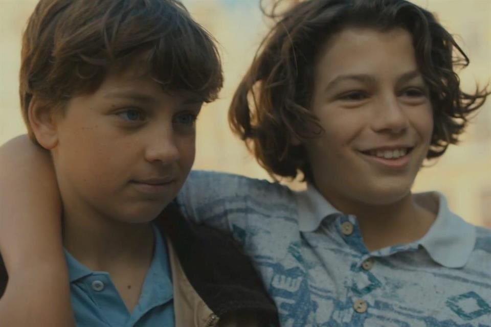 Esta es una versión bastante fresca en la que esta primera experiencia es muy temprana y donde a pesar de la juventud de Elias, la intensidad de sus sentimientos es igual de poderosa.