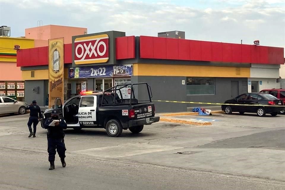 La víctima identificada como Osvaldo Mireles García, de 38 años, quedó sin vida en el estacionamiento de un Oxxo.