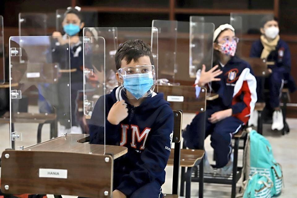 En la CDMX los niños usaron cubrebocas durante sus clases.