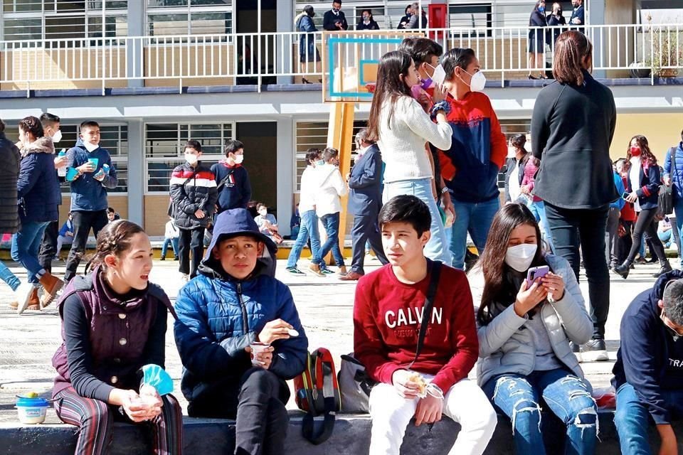 Estudiantes durante el regreso a clases en el Estado de México.