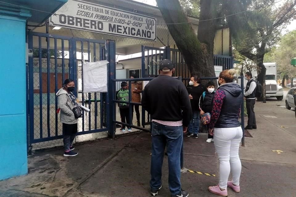 Los papás de Diego y de Christopher de 10 y 8 años afirman que se debe asumir el riesgo, aunque admiten que no se sienten del todo seguros.