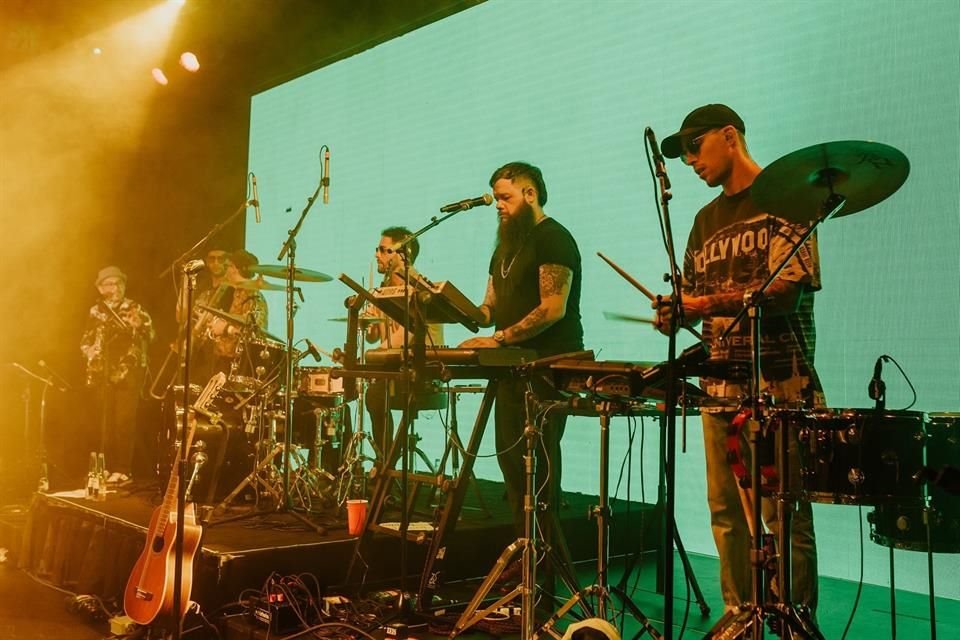Con una combinación de ritmos que van desde el pop latino, la cumbia y hasta la electrónica, los originarios de Asunción aseguran que su proyecto es una demostración de resistencia.