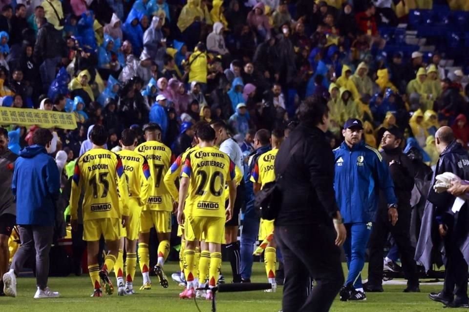 Los jugadores tuvieron que ir a los vestidores, tras la decisión del central de suspender el partido por tormenta eléctrica.