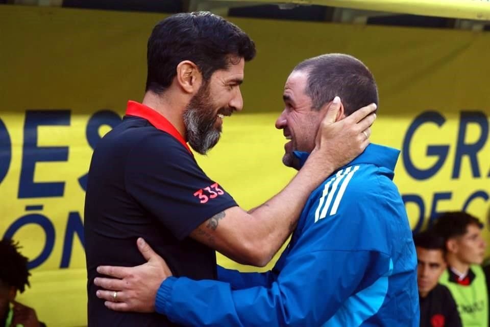 Antes de comenzar el partido, Abreu y Jardine se saludaron y claramente existe una gran relación entre estrategas.