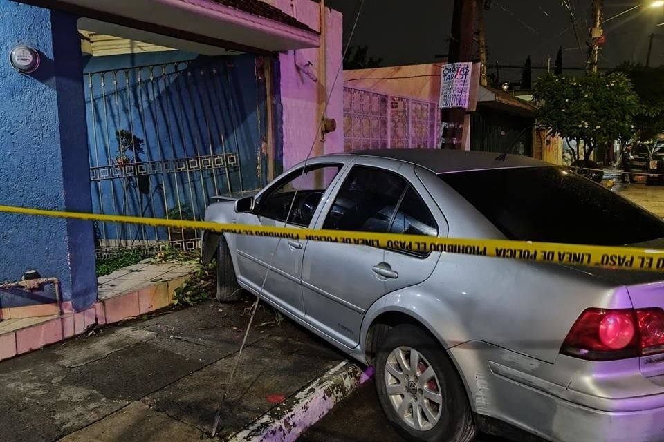 Dos sujetos fueron detenidos por elementos de la Policía tapatía luego de ser sorprendidos cuando presuntamente robaban autopartes en la Colonia Jardines de los Poetas.