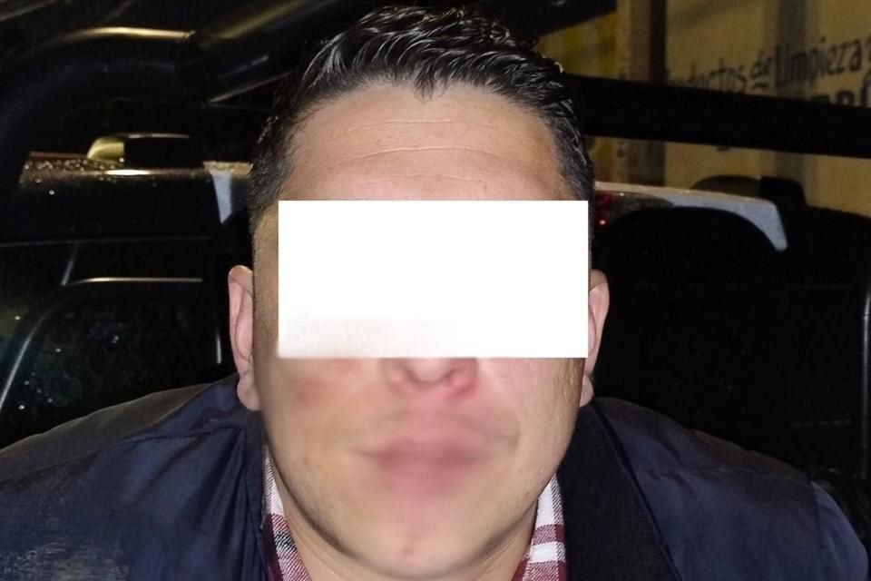 Dos sujetos fueron detenidos por elementos de la Policía tapatía luego de ser sorprendidos cuando presuntamente robaban autopartes en la Colonia Jardines de los Poetas.
