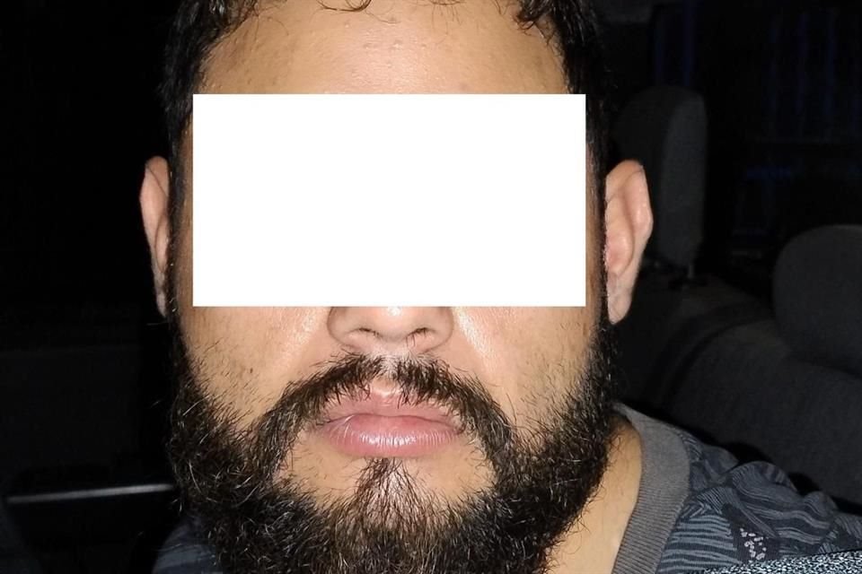 Dos sujetos fueron detenidos por elementos de la Policía tapatía luego de ser sorprendidos cuando presuntamente robaban autopartes en la Colonia Jardines de los Poetas.