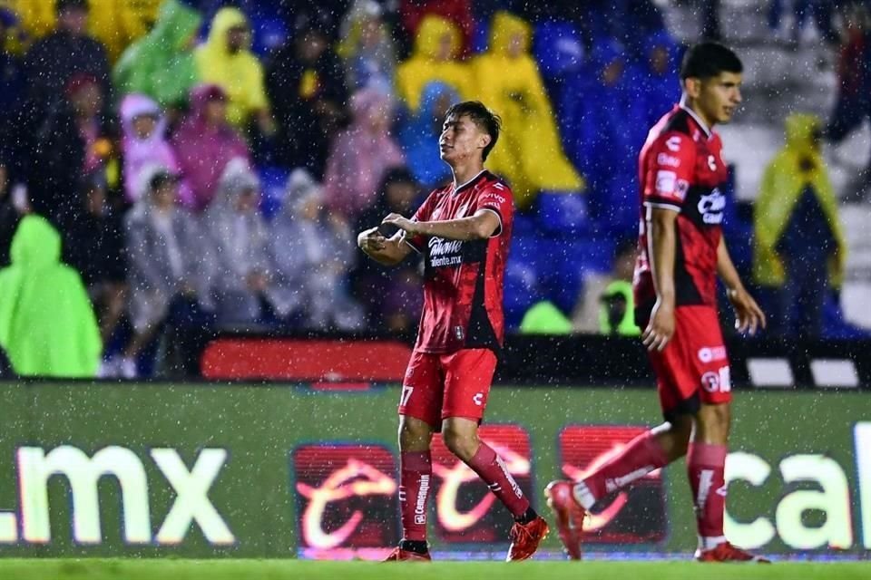 Ramiro Árciga agarró mal parada a la defensa azulcrema y puso el tanto para los visitantes.