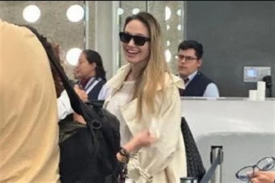 El revuelo comenzó desde su paso por el Aeropuerto Internacional de la Ciudad de México, donde ambas actrices fueron captadas antes de abordar un vuelo comercial con destino al puerto jarocho.