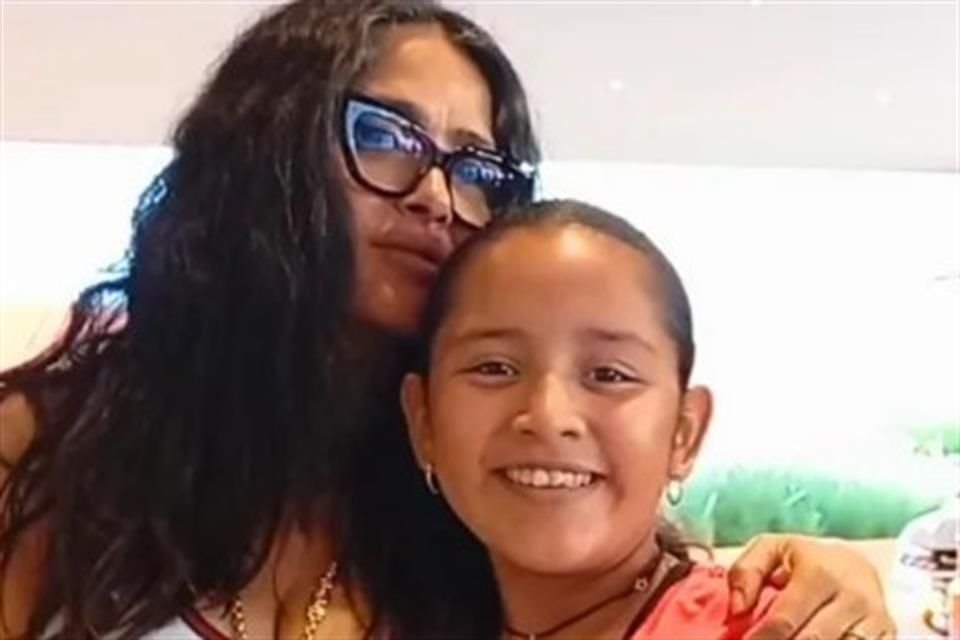 En redes sociales también circularon imágenes de una niña que logró tomarse una foto con Hayek, lo que despertó gran emoción entre los seguidores de la actriz.