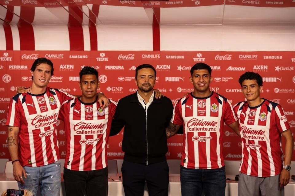 Chivas presentó a sus refuerzos Diego Campillo, Efraín Álvarez, Brian González y Richy Ledezma.