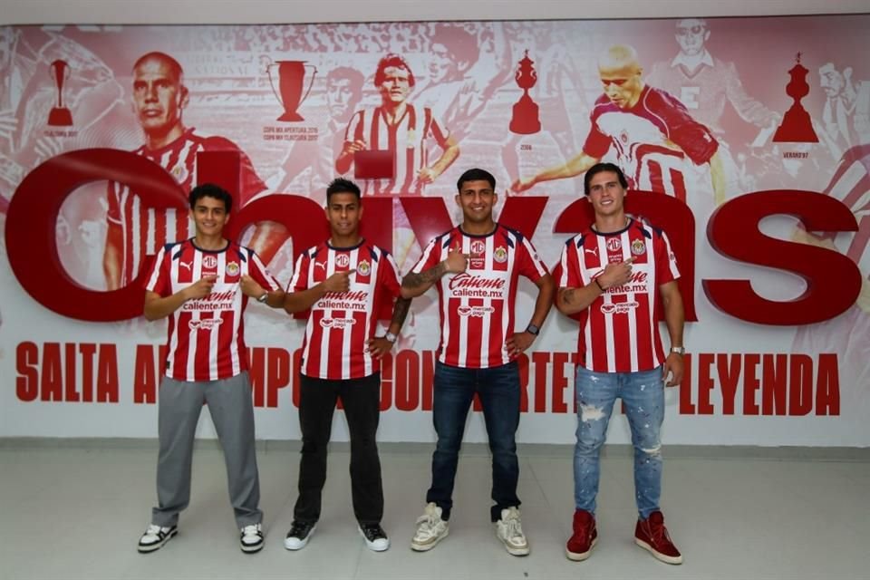 Las Chivas presentaron oficialmente a sus refuerzos Efraín Álvarez, Bryan González, Richard Ledezma y Diego Campillo.