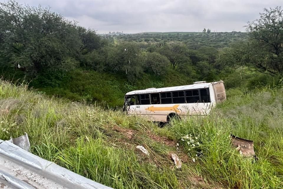 El chofer de un camión de pasajeros salió del camino en el Municipio de San Luis de la Paz, en Guanajuato; tras los hechos no se reportaron heridos de gravedad.
