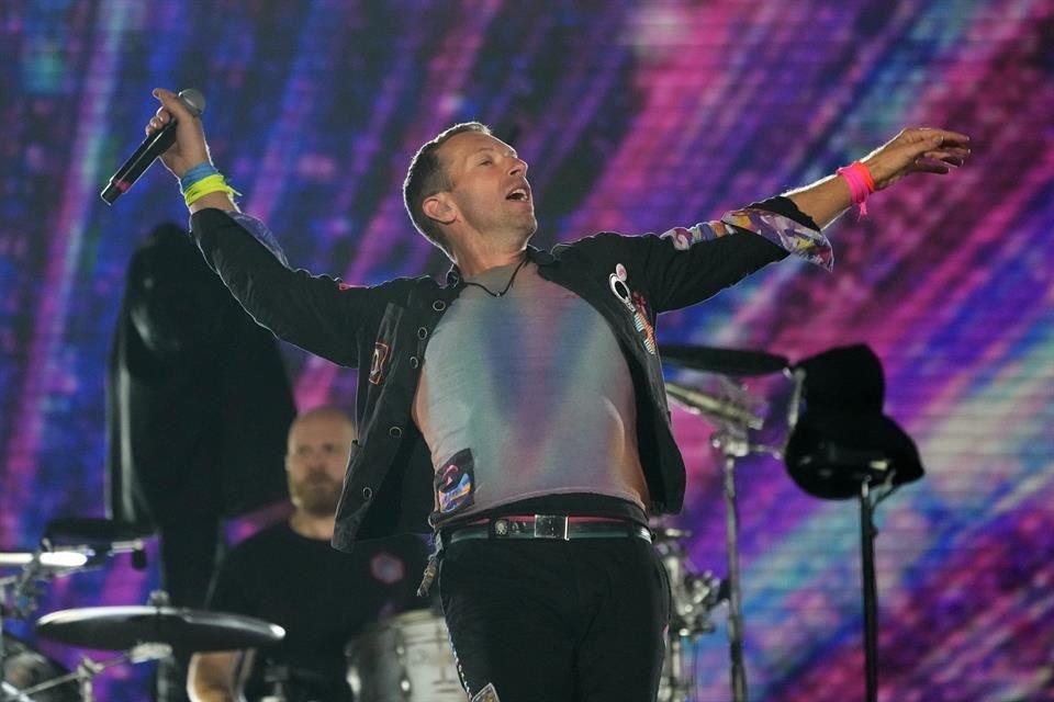 Durante un concierto de Coldplay en Boston, Chris Martin captó a una pareja incómoda en la 'kiss cam', que luego se volvió viral en redes.