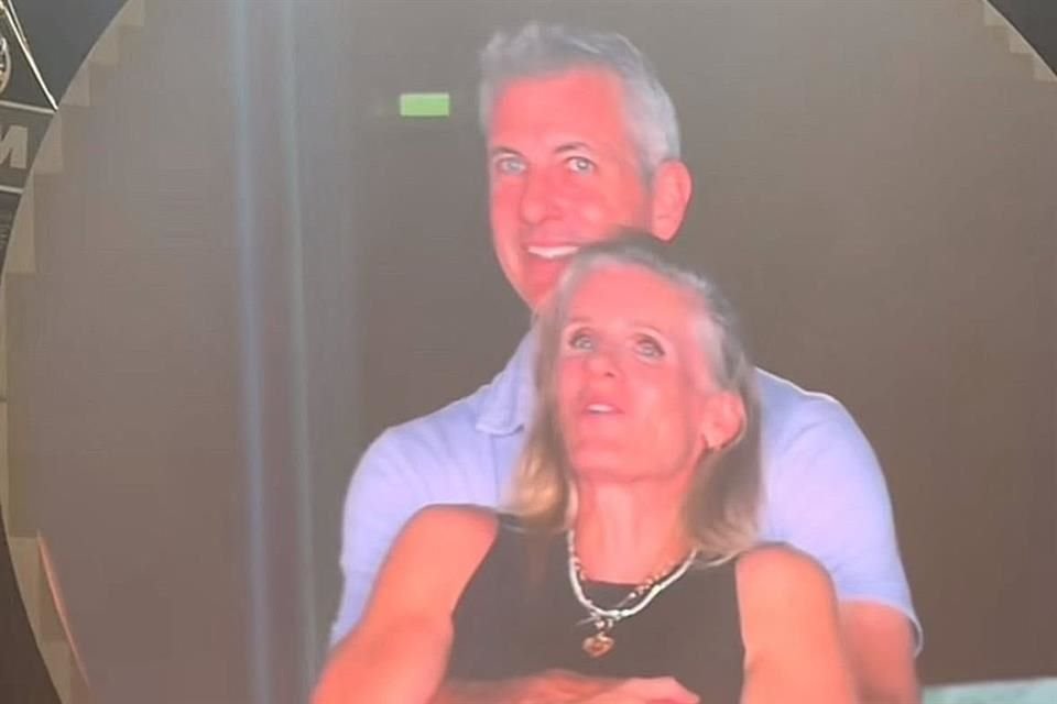 Mientras en la pantalla gigante del Gillette Stadium se mostraban parejas celebrando su amor, la cámara enfocó a un hombre que abrazaba fuertemente a una mujer.