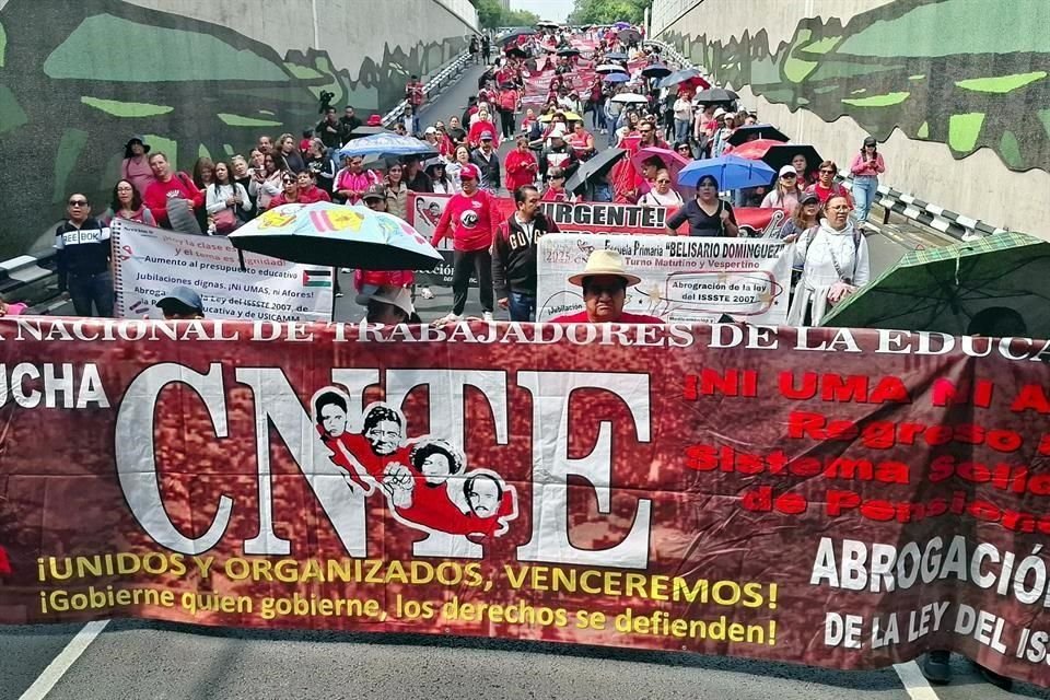 Los maestros de la CNTE exigen la reinstalación de las mesas tripartitas.