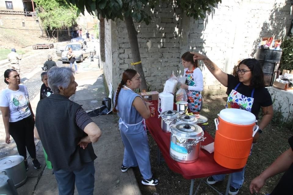 Vecinos de La Martinica y Lomas de Tabachines, llevaron comida a los más afectados de la colonia.