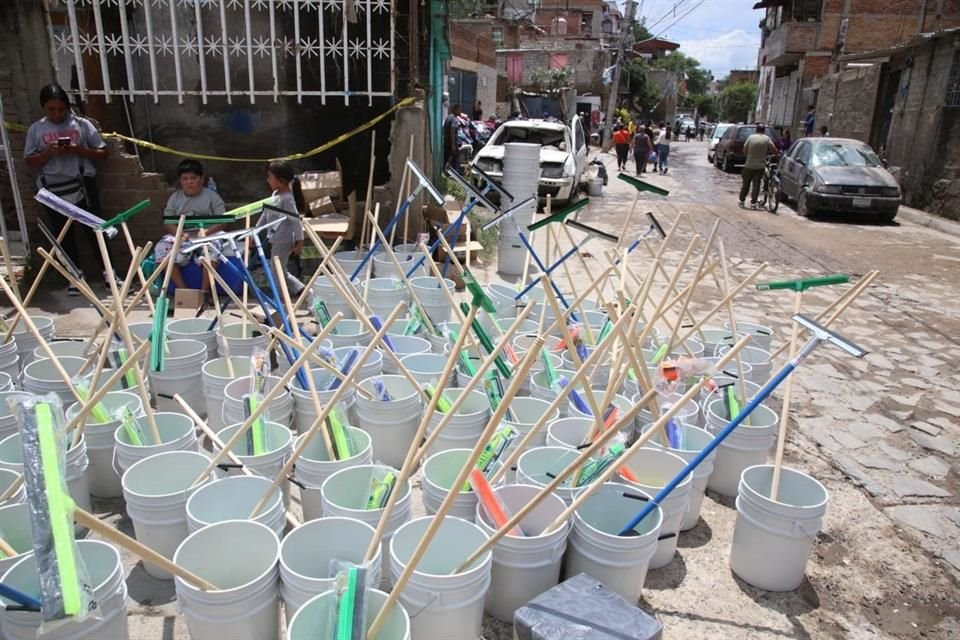También llevaron productos de limpieza a los afectados.