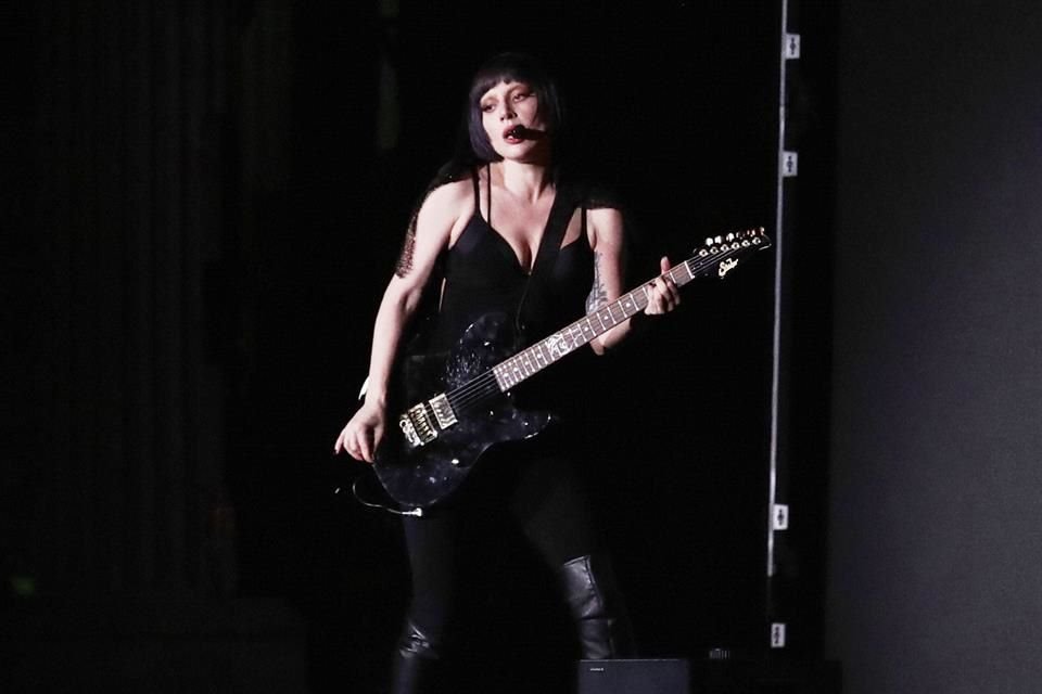 Lady Gaga desató una ópera gótica en Las Vegas con su gira 'Mayhem Ball', fusionando luz y oscuridad en un espectáculo lleno de teatralidad.