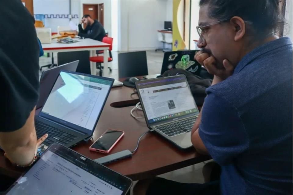 Los activistas colaboran con otras organizaciones para capacitarse en el uso de aplicaciones.