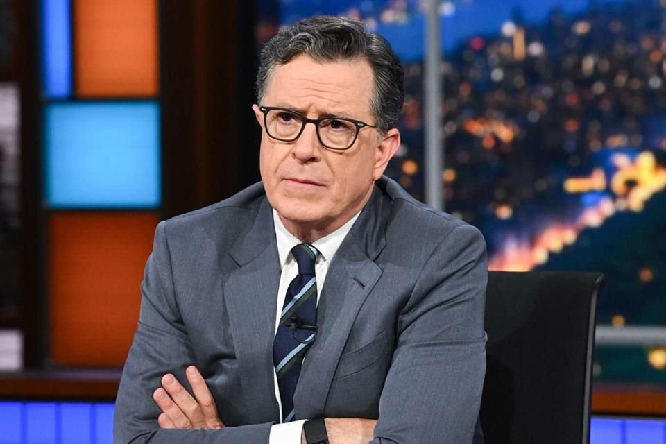 Colbert, quien estaba al frente de la emisión desde 2015 durante 10 temporadas y más de mil 650 episodios, dio la noticia a su audiencia en vivo durante la grabación del programa, este jueves.
