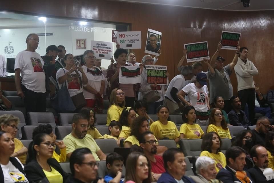 El Congreso de Jalisco aprobó solicitar al Gobierno estatal entregar placas a quienes paguen refrendo, sin exigir la verificación.