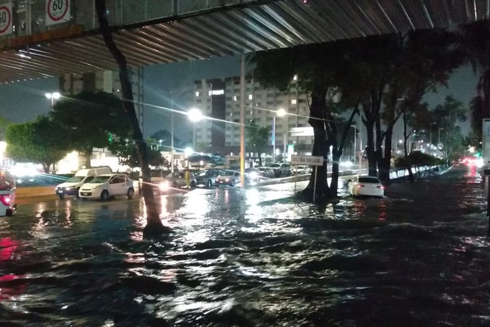 López Mateos became a lagoon in Plaza del Sol.