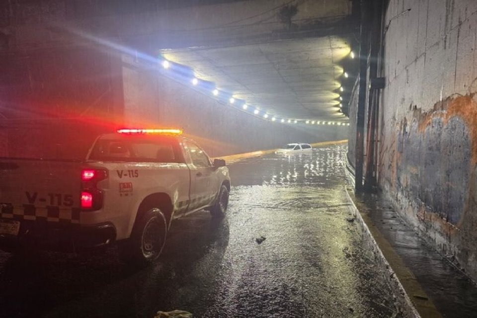 Another flooded area was the López Mateos overpass in La Minerva.