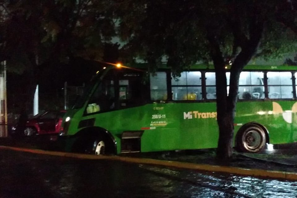 A public transport truck was stranded on the side of López Mateos.