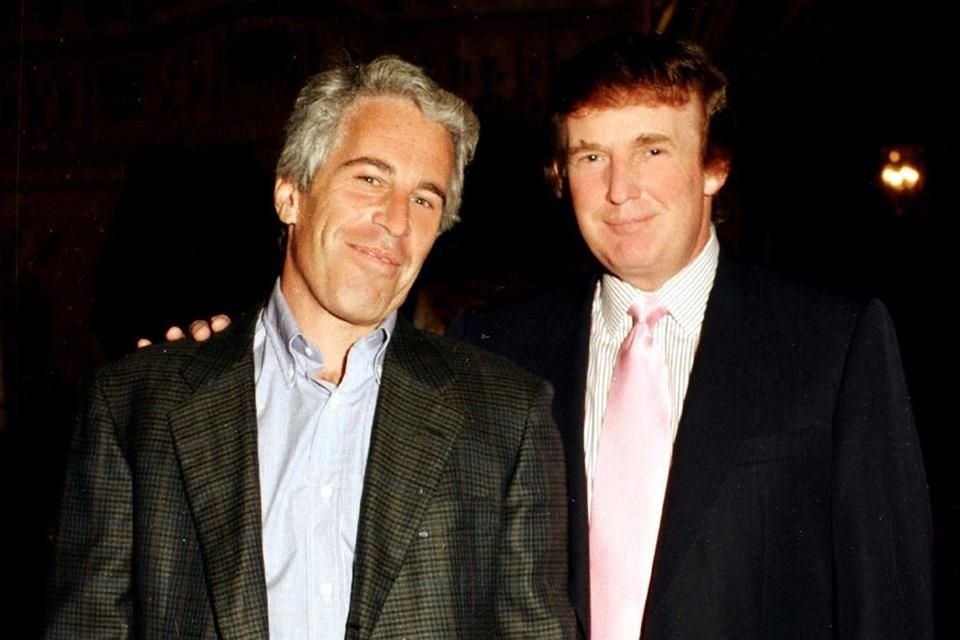 Después de que le diagnosticaron insuficiencia venosa, WSJ señaló que Trump habría enviado presuntamente carta Jeffrey Epstein en 2003.