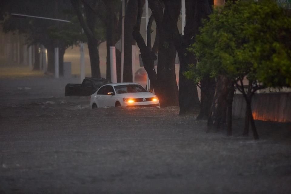 La angustia de quedar atrapado en una avenida que 'se convierte' en río.