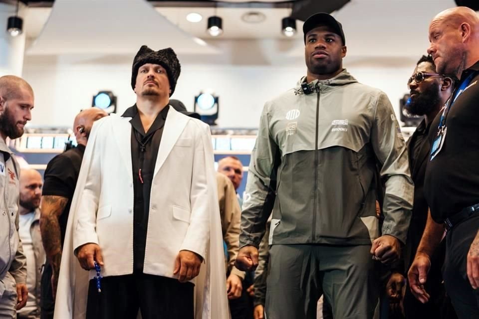 Oleksandr Usyk (izq.) y Daniel Dubois dieron una conferencia en el Estadio Wembley.