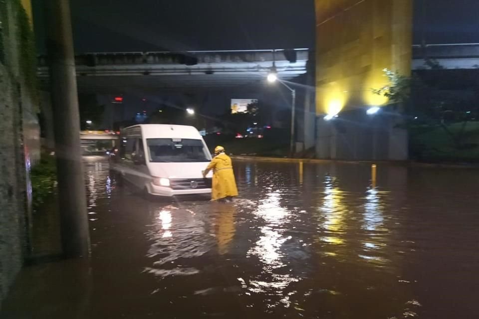En Zapopan se registró inundación en Avenida López Mateos, Patria, Calzada Lázaro Cárdenas, así como en el cruce de Mariano Otero y Periférico.