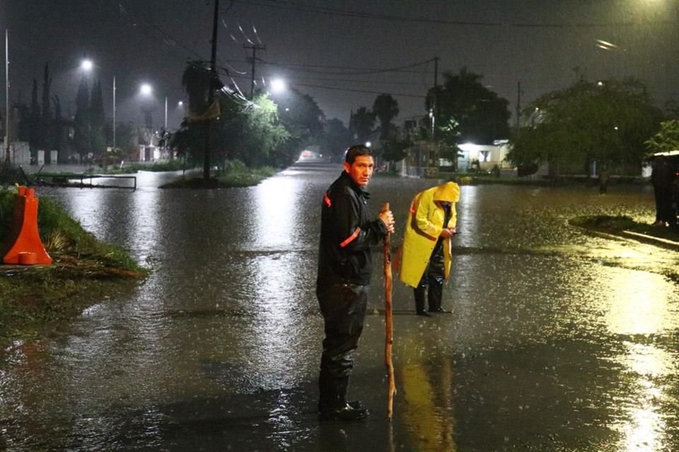 La lluvia desbordó el canal que se encuentra en la Avenida de Los Altos al cruce con Valle de Atemajac, en Tlajomulco.