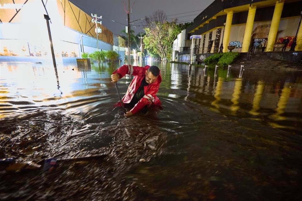 Desde anoche, la zona de Plaza del Sol fue una de las más afectadas por la lluvia.