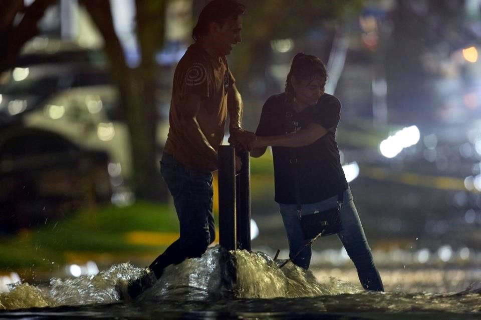Anoche muchas personas quedaron varadas en los múltiples puntos que se inundaron en la Zona Metropolitana de Guadalajara.