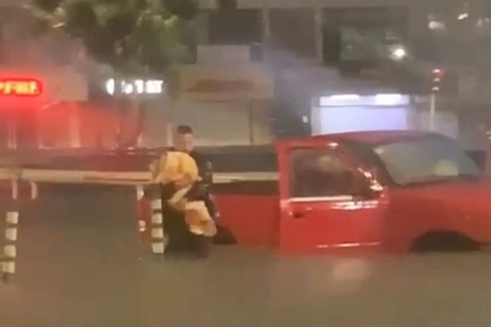 Un niño de dos años, su mamá y su abuelito fueron auxiliados por Policías de Guadalajara durante una inundación en la Colonia Jardines del Bosque.