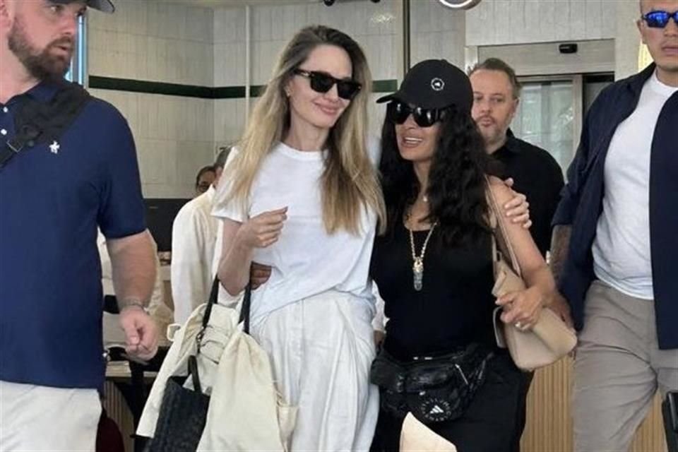 Salma Hayek llevó a Angelina Jolie a pasear por Veracruz; juntas disfrutaron del Gran Café de la Parroquia en Boca del Río.