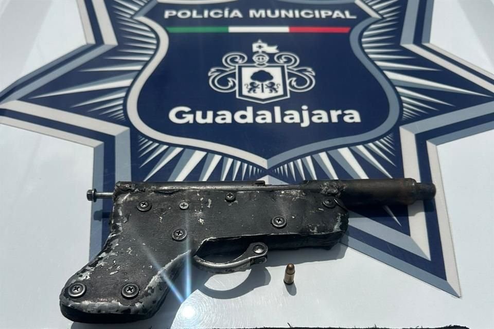 Policías detuvieron al hombre cuando vieron manipular la bolsa consigo, de manera sospechosa.