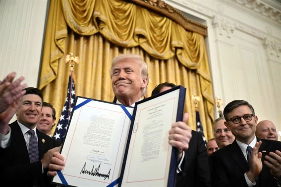 El Presidente Donald Trump, exhibe la Ley GENIUS, que codifica el uso de las 'stablecoins', después de firmarla en la Sala Este de la Casa Blanca.