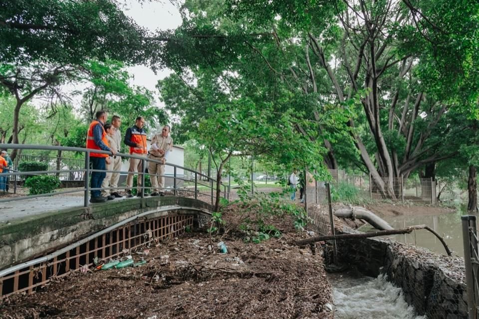 Se hizo un recorrido de supervisión en la zona y señaló que ya realizan trabajos de desazolve y retiro de basura.